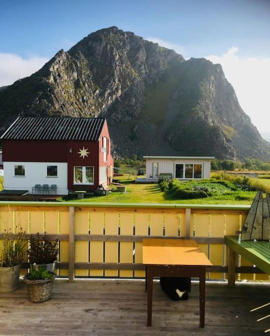 Sjarmerende Hus Med Orkesterplass Til Hav Og Fjell Stave Экстерьер фото